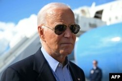 Presiden AS Joe Biden berbicara kepada pers sebelum menaiki Air Force One dari Bandara Regional Dane County di Madison, Wisconsin, 5 Juli 2024. (Foto: AFP)