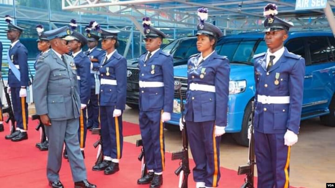 Zimbabwean Chief of Army Staff inspects a guard of honor by Nigerian Airforce 