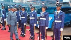 Zimbabwean Chief of Army Staff inspects a guard of honor by Nigerian Airforce 