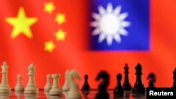 资料照片：中华人民共和国和中华民国的旗帜及西洋棋。 