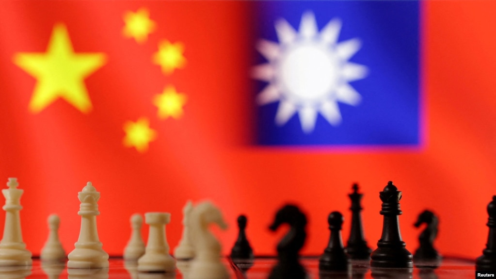 资料图片：国际象棋棋子位于中国和台湾的旗帜前。（2023年4月11日）