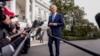 El presidente de EEUU, Joe Biden, habla con miembros de la prensa en el jardín sur de la Casa Blanca en Washington, el 30 de enero de 2024, antes de un breve viaje a la Base de la Fuerza Aérea Andrews, Maryland, y luego a la Florida para eventos de campaña.