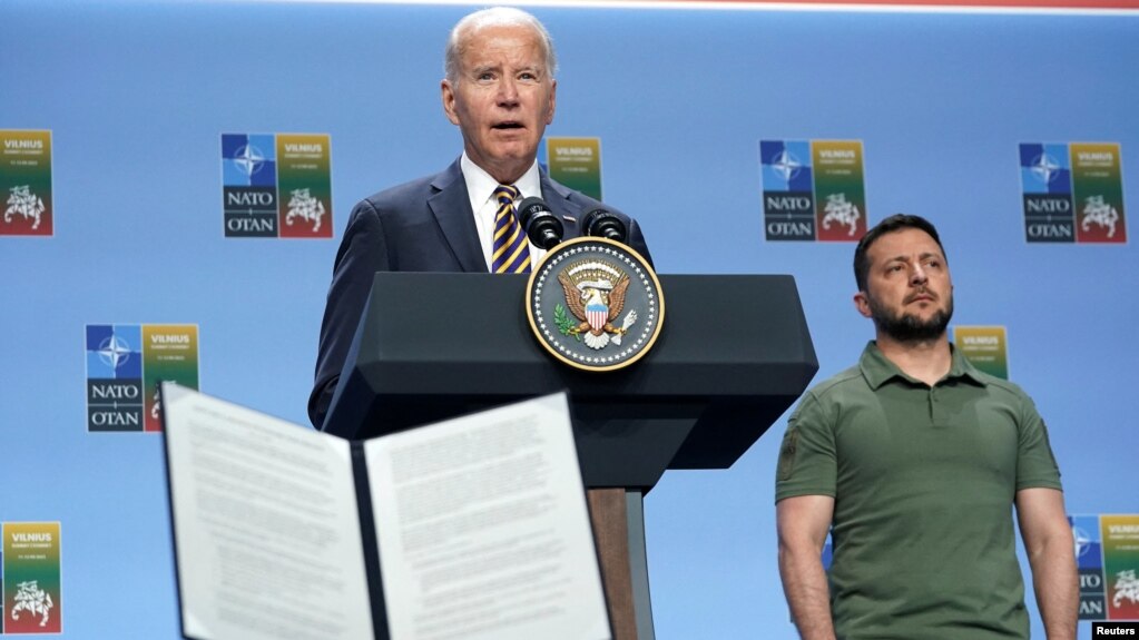 Presidenti Biden duke folur gjatë një takimi të mëparshëm të G7-ës, ndërsa presidenti ukrainas Zelensky gjendet përkrah tij