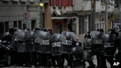 ARCHIVO - La policía antidisturbios forma un cordón contra un grupo de veteranos que exigen que se apruebe una ley que los compense por haber servido durante la guerra civil del país, frente al edificio del Congreso en la Ciudad de Guatemala, el 19 de octubre de 2021.