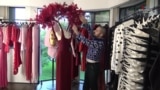 Ամերիկացի հայտնի երգչուհի `Դան Ռիշարդը Գրեմմի 66-րդ մրցանակաբաշխության ընթացքում ներկայացել է հայ ոճաբան Խոսրով Մելքոնյանի կարած զգեստով 