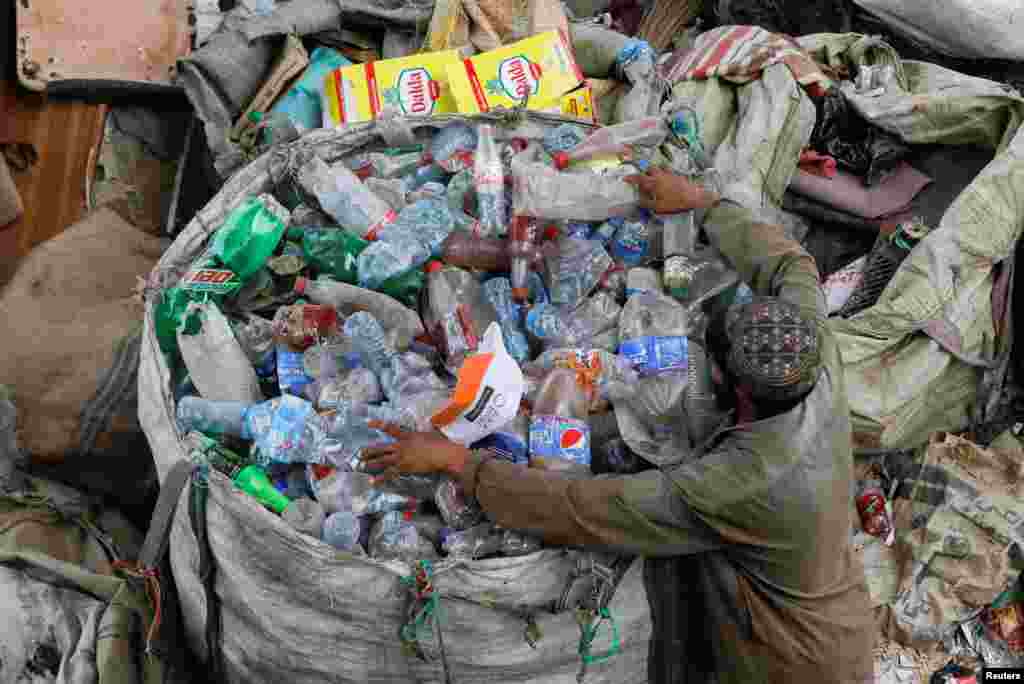 Pese a los esfuerzos por crear una conciencia sobre el plástico de un solo uso, su consumo parece no disminuir. En la imagen, un trabajador de Karachi, Pakistán, llena un saco con residuos plásticos recogidos para reciclaje. (Foto: 5 de junio de 2023).