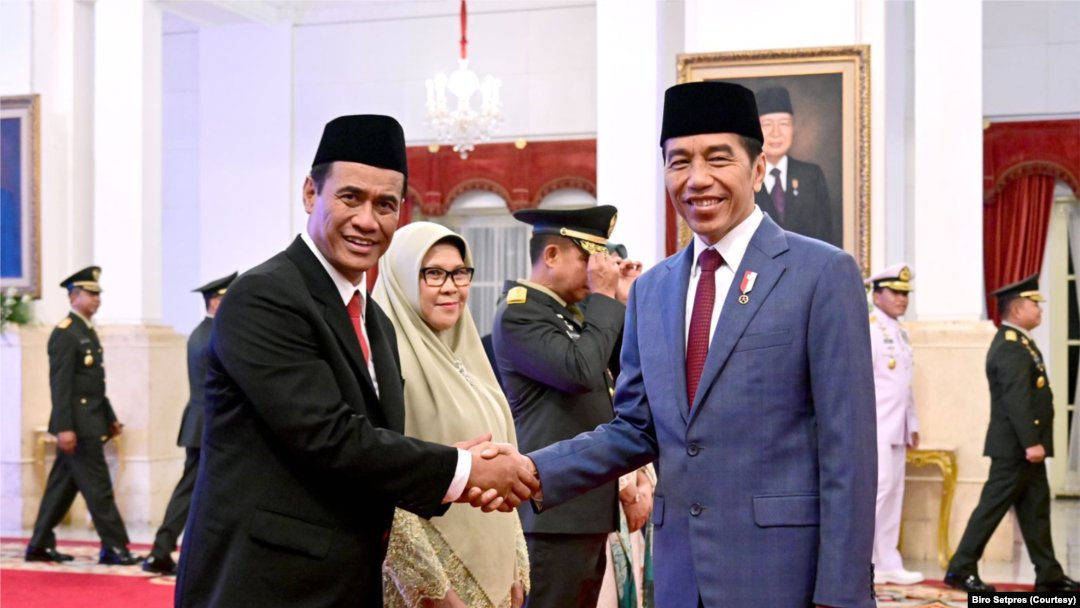 Presiden Jokowi memberikan ucapan Selamat kepada Mentan baru Andi Amran Sulaiman usai resmi dilantik di Istana Negara, Jakarta, Rabu (25/10). (Foto: Courtesy/Biro Setpres)