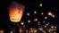 Para wisatawan melepaskan lampion ke udara saat Festival Lampion Pingxi di Kota New Taipei, Taiwan. (AFP)&nbsp;