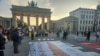 2023年六四周年前夕，德国柏林勃兰登堡门前的六四纪念活动（照片来源：黄意诚Twitter）