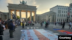 2023年六四週年前夕，德國柏林勃蘭登堡門前的六四紀念活動（照片來源：黃意誠Twitter）
