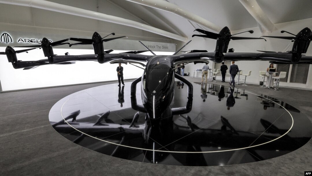 Taksi terbang listrik yang lepas landas dan mendarat secara vertikal (eVTOL) milik perusahaan Archer Aviation dalam "Dubai Airshow 2023" di Dubai World Central, Bandara Internasional Al-Maktoum, Dubai, 13 November 2023. (Giuseppe CACACE / AFP)
