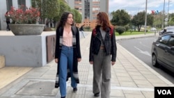 Aylén Vargas y Diana Soler, becadas a través del programa "Ella es astronauta", en una entrevista con la VOA en la Universidad del Bosque en Bogotá. [Foto: Johan Reyes, VOA].