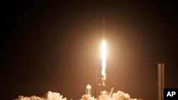 Ракета SpaceX Falcon 9 стартует с площадки 39А Космического центра Кеннеди на мысе Канаверал, штат Флорида, 15 февраля 2024 года.