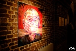 以”淋漓淋浪”为名的政治艺术家在“被北京禁止”展览当中的展品 (美国之音/郑乐捷)