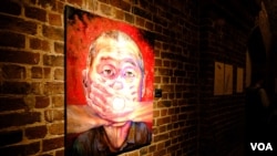 以”淋漓淋浪”為名的政治藝術家在“被北京禁止”展覽當中的展品 (美國之音/鄭樂捷)