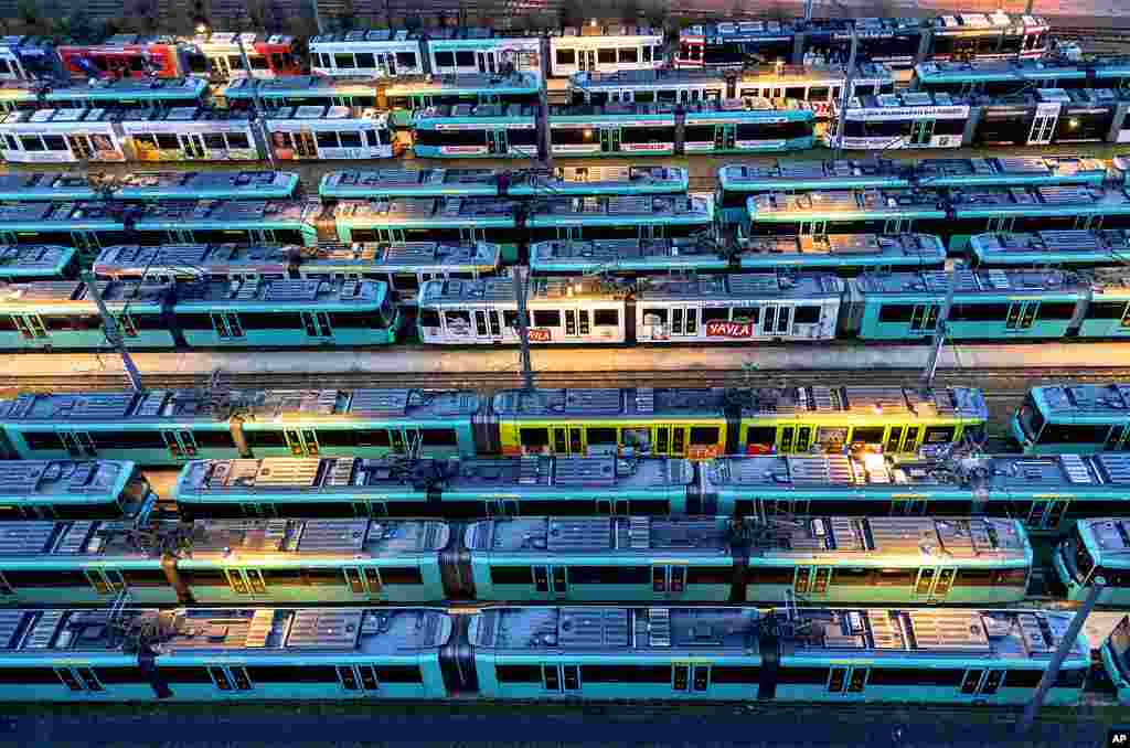 Gerbong-gerbong kereta bawah tanah diparkir di depo kereta bawah tanah di kota Frankfurt, Jerman, ketika pegawai angkutan umum di Jerman melakukan mogok kerja selama satu hari. (AP)&nbsp;