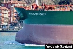 Kapal tanker minyak bendera Kepulauan Marshall, Advantage Sweet, yang menurut data pelacakan kapal Refinitiv, adalah kapal tanker minyak mentah Suezmax melintas melalui Bosphorus Istanbul, Turki, 11 Februari 2023. (Foto: REUTERS/Yoruk Isik)