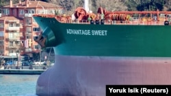 Kapal tanker minyak bendera Kepulauan Marshall, Advantage Sweet, yang menurut data pelacakan kapal Refinitiv, adalah kapal tanker minyak mentah Suezmax berlayar melintasis Bosphorus Istanbul, Turki, pada 11 Februari 2023. (Foto: Reuters/Yoruk Isik)