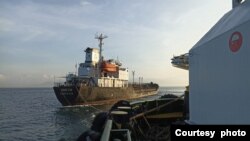 MT Kristin berlabuh setelah kebakaran yang melanda kapal tersebut berhasil dipadamkan, di Ampenan, Mataram, pada 27 Maret 2023. (Foto: Humas Pertamina International Shipping)