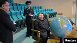 Lãnh tụ Triều Tiên Kim Jong-un đến thăm Cục Công nghệ Hàng không Vũ trụ Quốc gia để kiểm tra mức độ sẵn sàng của các vệ tinh thám sát và xem các bức ảnh chụp hàng không vũ trụ trong bức ảnh này do Thông tấn xã Trung ương Triều Tiên công bố vào ngày 25 tháng 11 năm 2023.