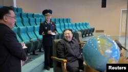 김정은(오른쪽) 북한 국무위원장이 국가항공우주기술총국 평양종합관제소를 방문하고 있다. 조선중앙통신이 지난 25일 공개한 사진.