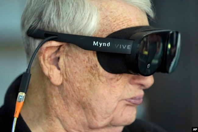 Retired Army Col. Farrell Patrick, 91, wears a Mynd Immersive virtual reality headset at John Knox Village, Wednesday, Jan. 31, 2024, in Pompano Beach, Fla. (AP Photo/Lynne Sladky)