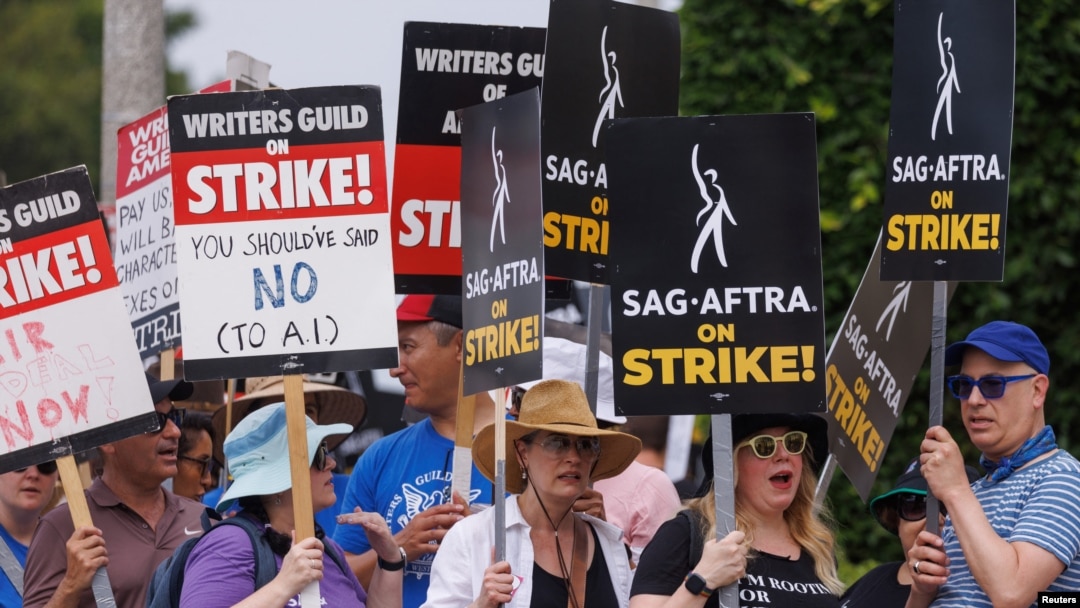 Glumci SAG-AFTRA i pisci Saveza pisaca Amerike šetaju nizom ispred Paramount studija u Los Anđelesu, Kalifornija, 17. jula 2023.