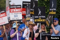 FILE - SAG-AFTRA actors and Writers Guild of America (WGA) writers walk the picket line in front of Paramount Studios in Los Angeles, California, U.S., July 17, 2023. (REUTERS/Mike Blake)