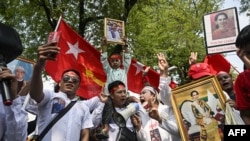 မြန်မာစစ်အာဏာသိမ်း ၃ နှစ်ပြည့် ထိုင်းနိုင်ငံ ဘန်ကောက်မြို့ ကုလသမဂ္ဂရုံးရှေ့မှာ ဆန္ဒပြနေကြသူများ (ဖေဖော်ဝါရီ ၁၊ ၂၀၂၄)