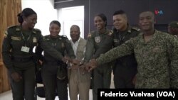 El subsecretario de la Oficina de Asuntos Internacionales de Narcóticos, Todd Robinson, con un grupo de jóvenes beneficiarios del programa de becas de EEUU. 