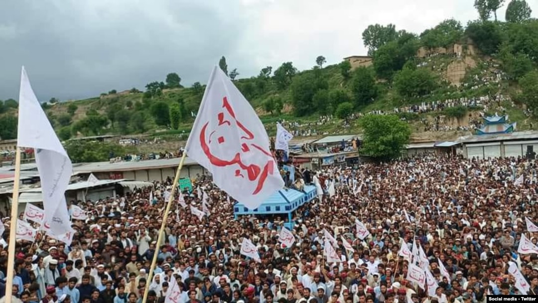 د پولیسو په مقدمه کې نومول شوي د پښتون ژغورني غورځنګ ځایي مشر حسین احمد وي او اې ډیوه سره خبرو کې وویل د هغوي احتجاج اؤ ولسي پاڅون هم د دغو پولیسو لپاره و چا چې نن په هغوی د یاغیتوب مقدمه درج کړې ده