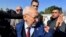 Le chef du mouvement islamiste tunisien Ennahdha, Rached Ghannouchi, salue ses partisans à son arrivée au poste de police de Tunis, le 21 février 2023, en réponse à la convocation d'un juge d'instruction. (Photo FETHI BELAID / AFP)