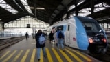 Пассажиры на платформе железнодорожного вокзала Сен-Лазар