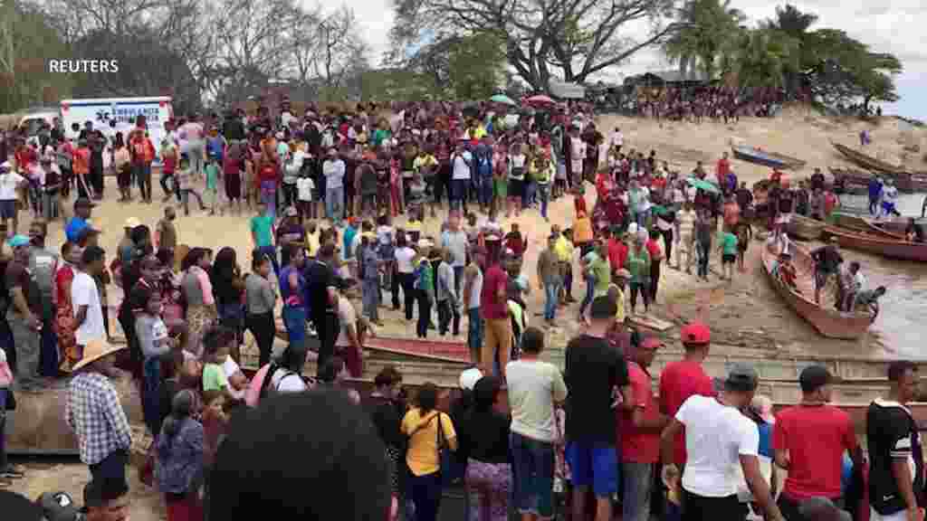 Decenas de personas se concentraron el miércoles 21 de febrero en las cercanías de una mina de oro ilegal conocida como &ldquo;Bulla Loca&rdquo; y que colapsó horas antes. La mina está ubicada en el estado de Bolívar, Venezuela.&nbsp;