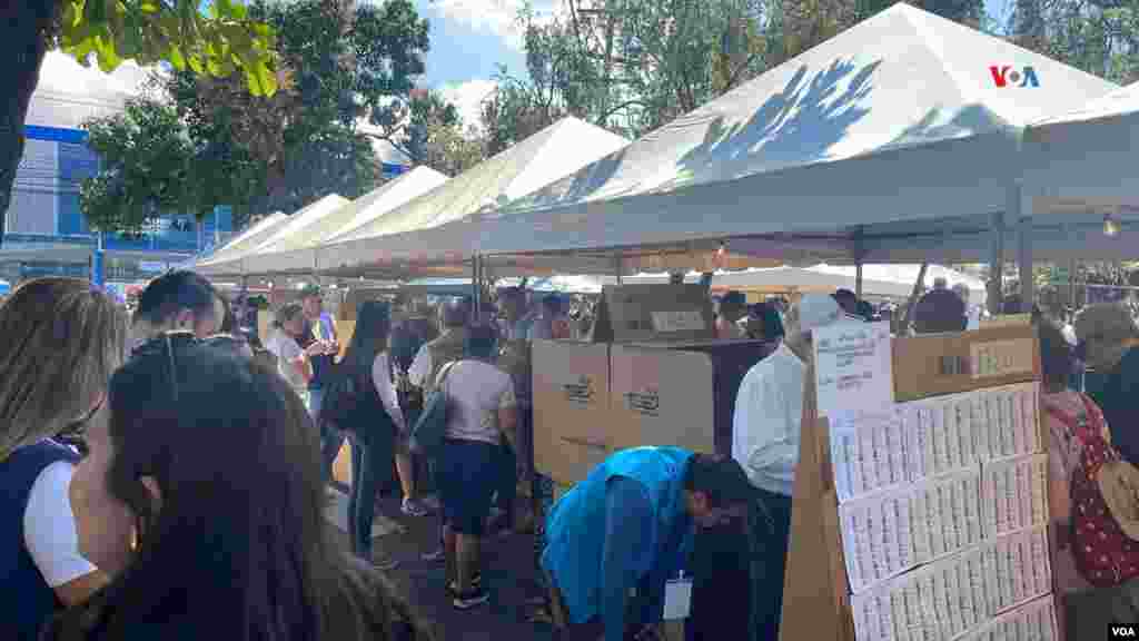 Salvadoreños salen a votar en San Salvador, frente a estadio Mágico González.&nbsp;