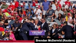 Mantan Presiden AS Donald Trump masuk ke dalam kendaraan dengan bantuan Secret Service AS setelah ditembak di telinga kanannya saat kampanye di di Butler, Pennsylvania, AS, 13 Juli 2024. (Foto: REUTERS/Brendan McDermid)