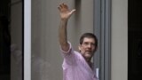 ARCHIVO - El editor nicaragüense Juan Lorenzo Holmann llega a un hotel en Herndon, Virginia el 9 de febrero de 2023, luego de ser liberado por el gobierno de Nicaragua.