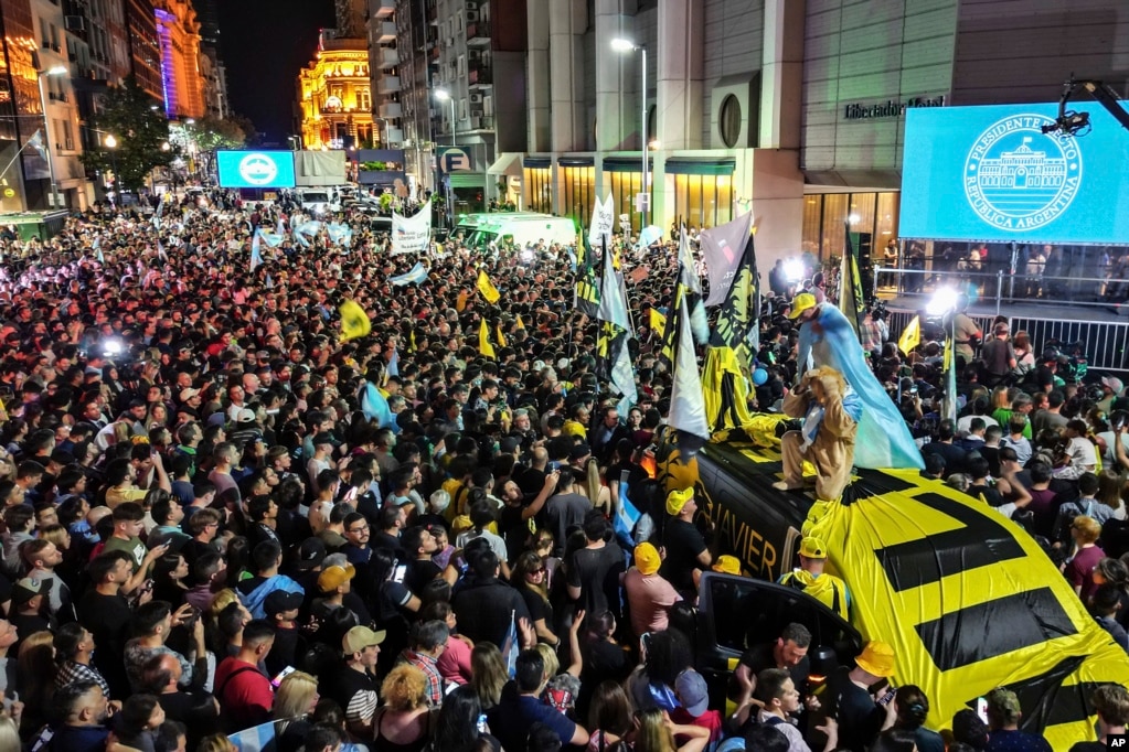 Una multitud de partidarios del candidato presidencial argentino Javier Milei se reune frente a su sede, durante la segunda vuelta de las elecciones presidenciales de Argentina, en Buenos Aires, Argentina, el 19 de noviembre de 2023.