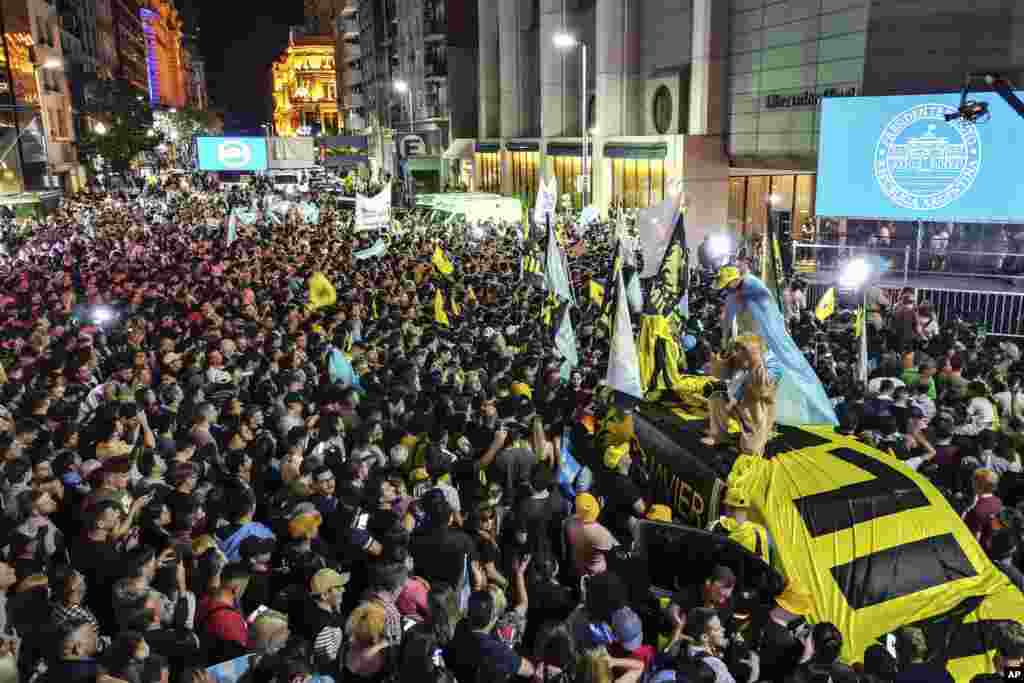 Una multitud de partidarios del candidato presidencial argentino Javier Milei se reune frente a su sede, durante la segunda vuelta de las elecciones presidenciales de Argentina, en Buenos Aires, Argentina, el 19 de noviembre de 2023.