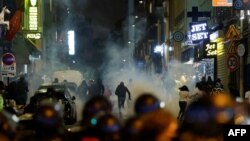 Polisi Prancis membubarkan para demonstran di Paris dengan gas air mata, 2 Juli 2023, lima hari setelah seorang pria berusia 17 tahun dibunuh oleh polisi di Nanterre, pinggiran barat Paris. (Ludovic MARIN / AFP)