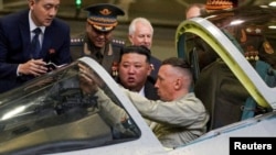 Pemimpin Korea Utara Kim Jong Un mengunjungi pabrik pembuatan pesawat di kota Komsomolsk-on-Amur di wilayah Khabarovsk, Rusia, pada 15 September 2023. (Foto: via Reuters)