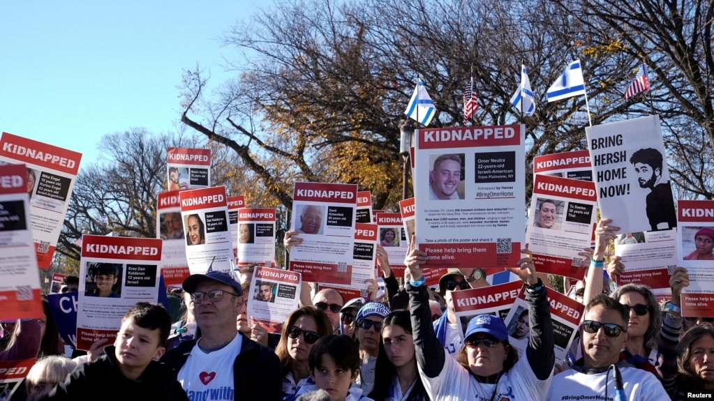 Amerikanë hebrenj dhe mbështetësit e tyre gjatë një proteste kundër antisemitizmit në kryeqytetin Uashington (14 nëntor 2023)