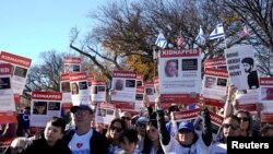 资料照：2023年11月14日，美国犹太人和支持以色列的民众在首都华盛顿国家广场举行集会，表示与以色列站在一起，抗议反犹太主义的言论。