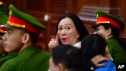 Bà Trương Mỹ Lan tại toà án ở thành phố Hồ Chí Minh, 11 tháng Tư, 2024.