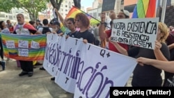 Activistas acudieron al Ministerio Público en Caracas para exigir el fin de la causa penal contra 33 miembros de la comunidad LGBTIQ+.