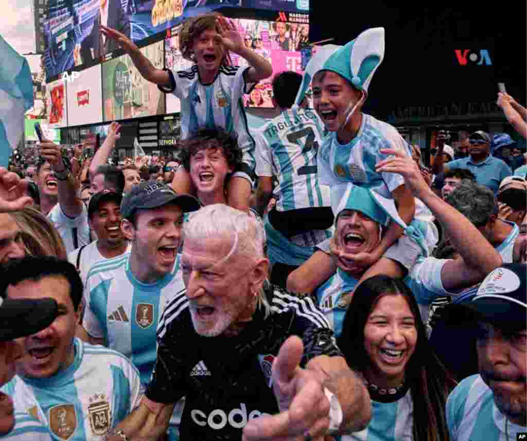Más de 2.000 hinchas argentinos realizaron un conmovedor banderazo en Times Square para saludar a Messi y apoyar a su selección en la previa al partido contra Chile por la segunda fecha del Grupo A de la Copa América.