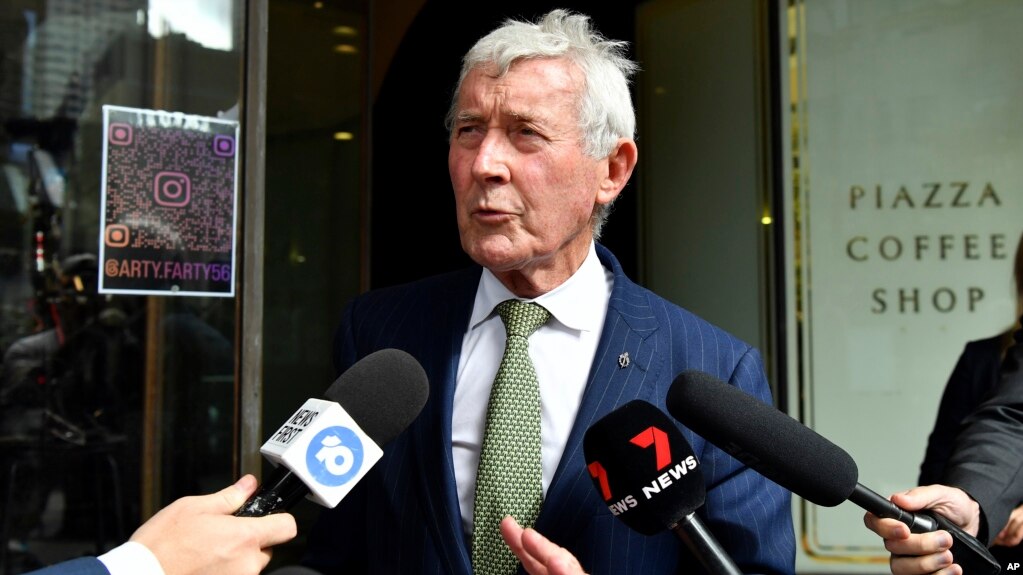 2023年4月17日澳大利亚商人切尔格的律师伯纳德·科莱里（Bernard Collaery）接受媒体采访。(photo:VOA)