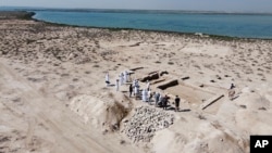 ماہرین آثار قدیمہ خلیج فارس کے جزیرے سینیہ میں 17سو سال پرانے موتیوں والے قصبے کی کھدائی کر رہے ہیں۔ 20 مارچ 2023