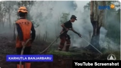 Petugas berupaya memadamkan api kebakaran hutan di Ulis Selantan, Kec.Lianganggang, Banjarbaru, Kalimantan Selatan, Minggu, 23 Juli 2023. (Foto: YouTube/@BNPBIndonesia)