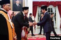 Presiden Jokowi menyalami Ario Bimo Nandito Ariotedjo (Dito Ariotedjo) usai pelantikan menjadi Menpora, di Istana Kepresidenan RI, Jakarta, 3 Maret 2023. (Biro Setpres)